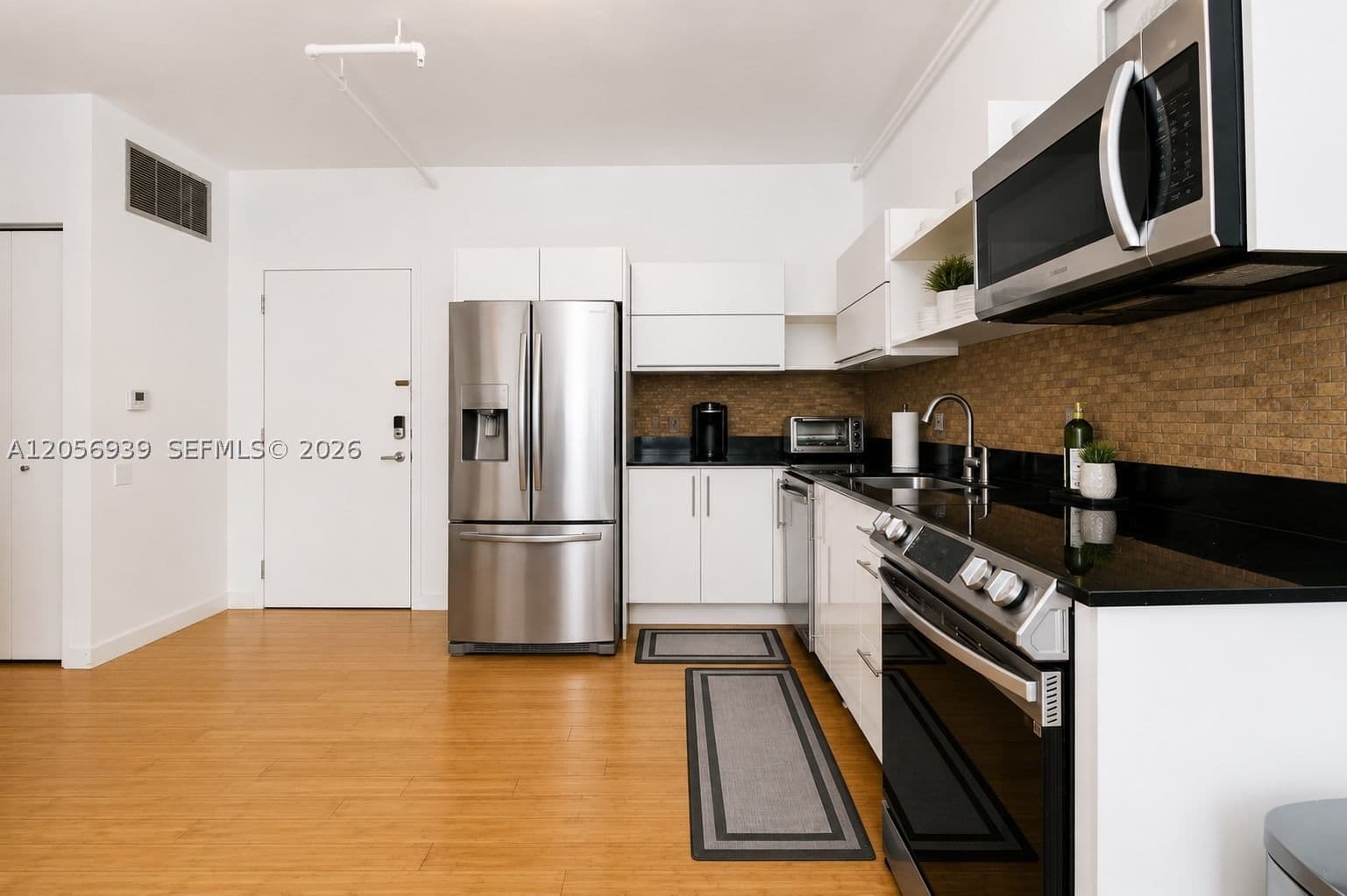 1+1 Condo — 690 1st Ct #1528, Miami, FL 33130