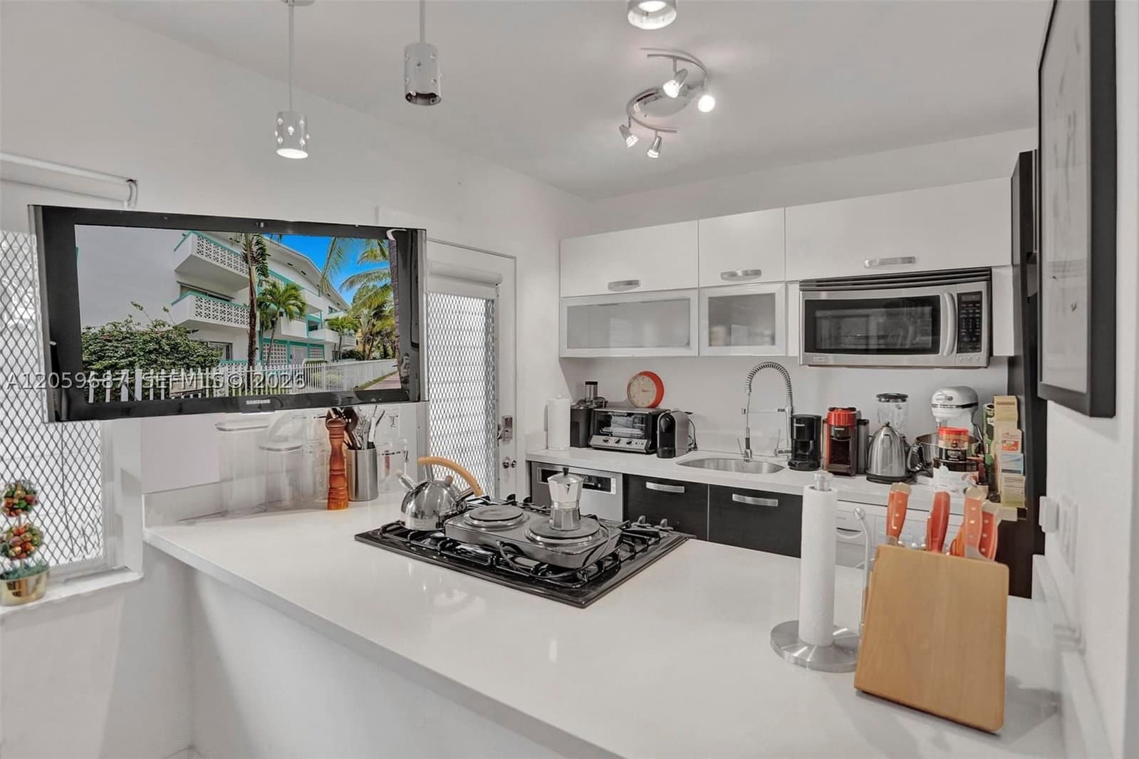 1+1 Kooperatif — 350 Collins Ave #310, Miami Beach, FL 33139