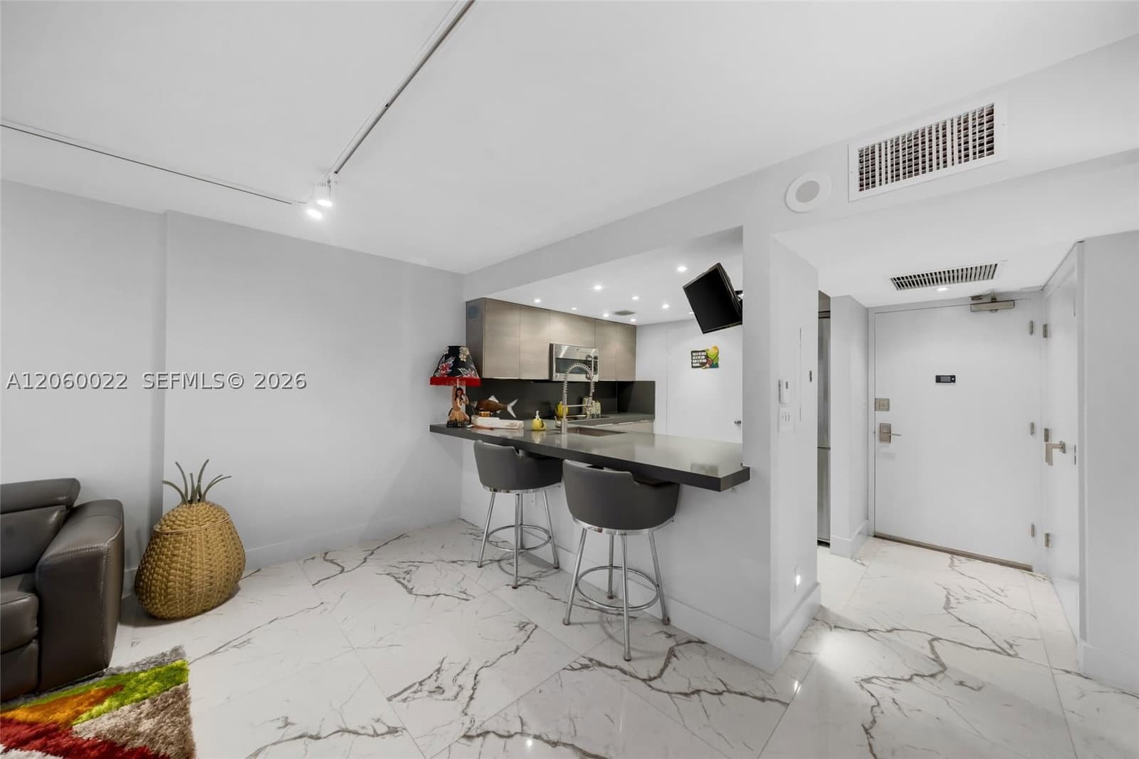 1-bedroom Condo — 465 Ocean Dr #303, Miami Beach, FL 33139