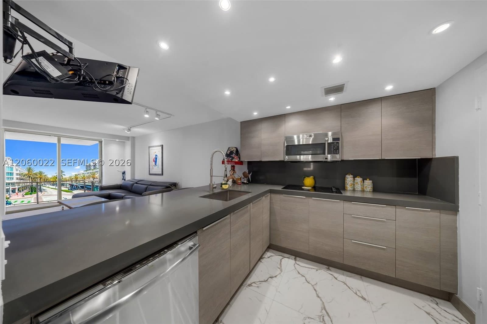 1-bedroom Condo — 465 Ocean Dr #303, Miami Beach, FL 33139