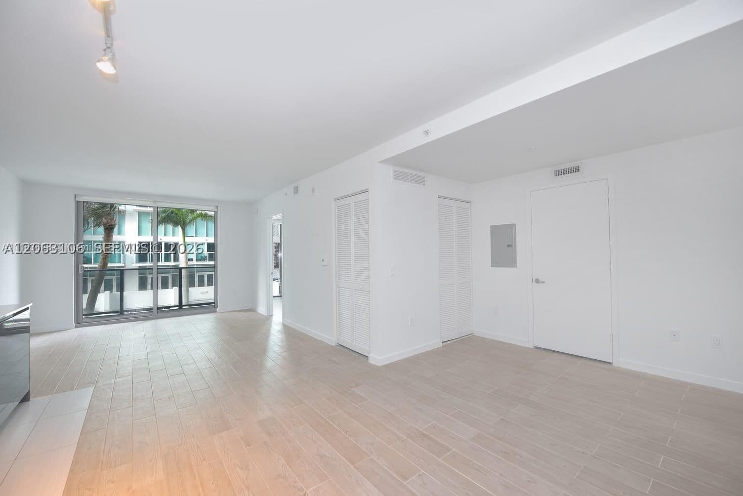 1+1 Condo — 31 6th St #406, Miami, FL 33131