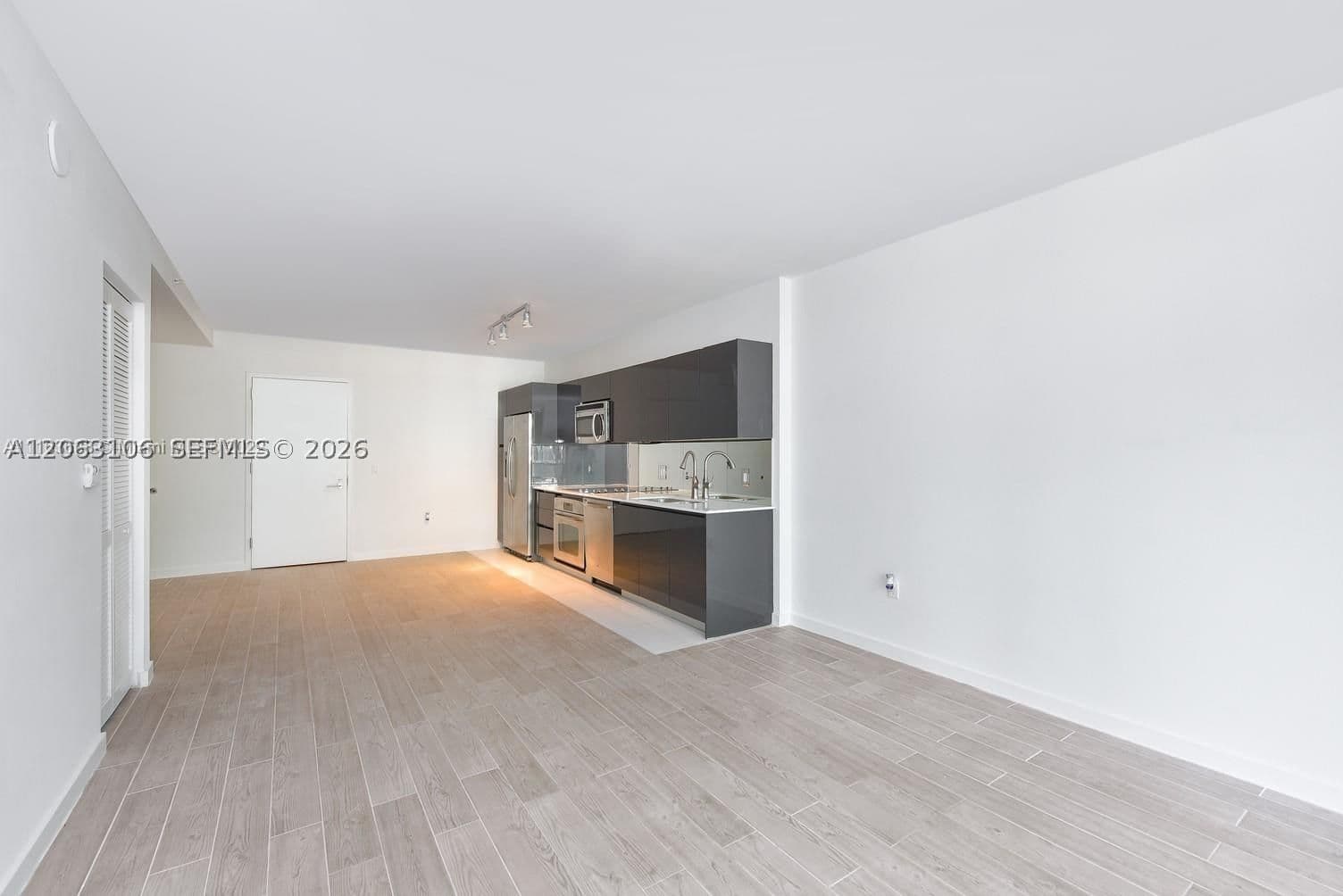 1+1 Condo — 31 6th St #406, Miami, FL 33131