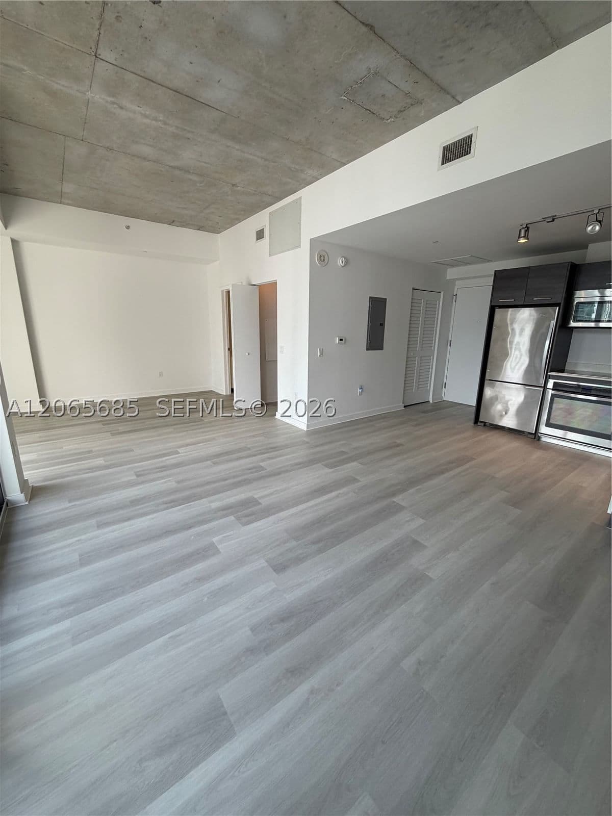 1+1 Condo — 151 1 Street #2207, Miami, FL 33131