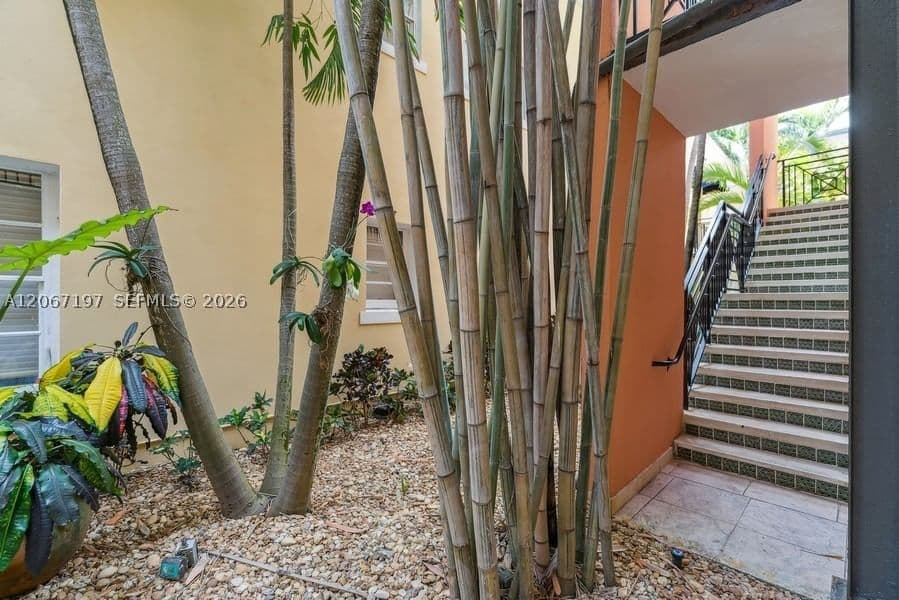 1-bedroom Condo — 4812 Pine Tree Dr #206, Miami Beach, FL 33140