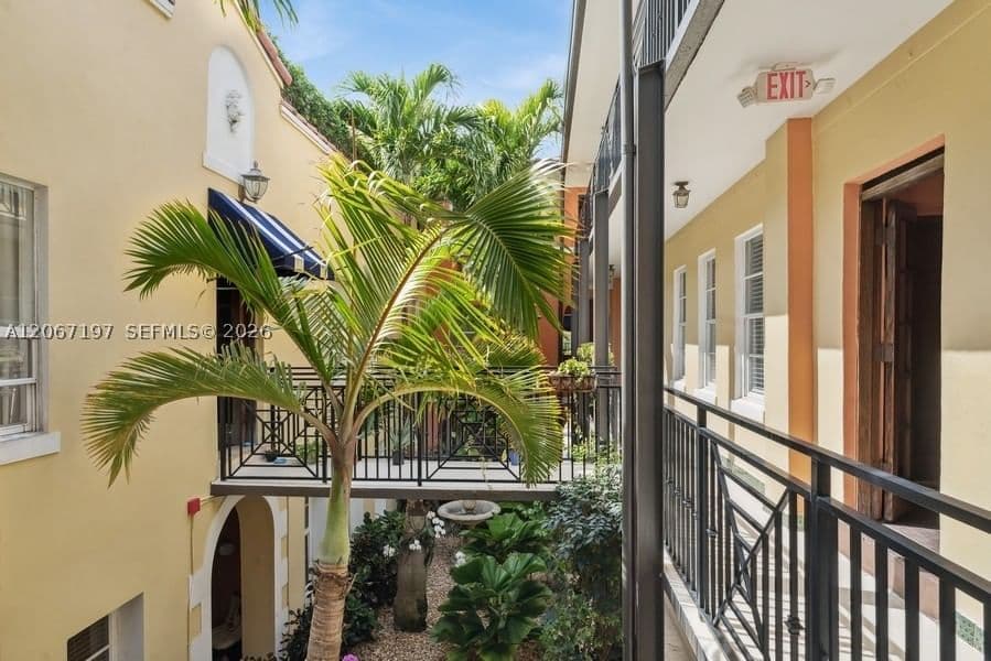 1-bedroom Condo — 4812 Pine Tree Dr #206, Miami Beach, FL 33140