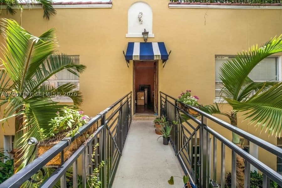 1-bedroom Condo — 4812 Pine Tree Dr #206, Miami Beach, FL 33140