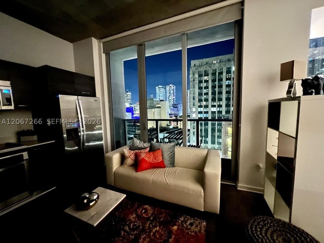 1+1 Condo — 151 1st St #1206, Miami, FL 33131