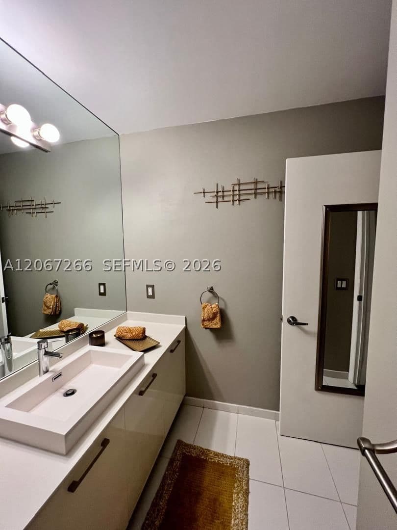 1+1 Condo — 151 1st St #1206, Miami, FL 33131