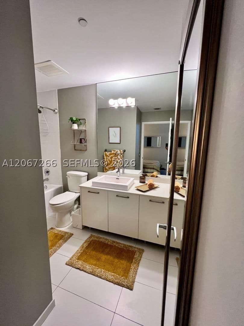 1+1 Condo — 151 1st St #1206, Miami, FL 33131