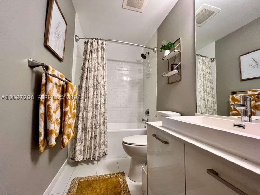 1+1 Condo — 151 1st St #1206, Miami, FL 33131