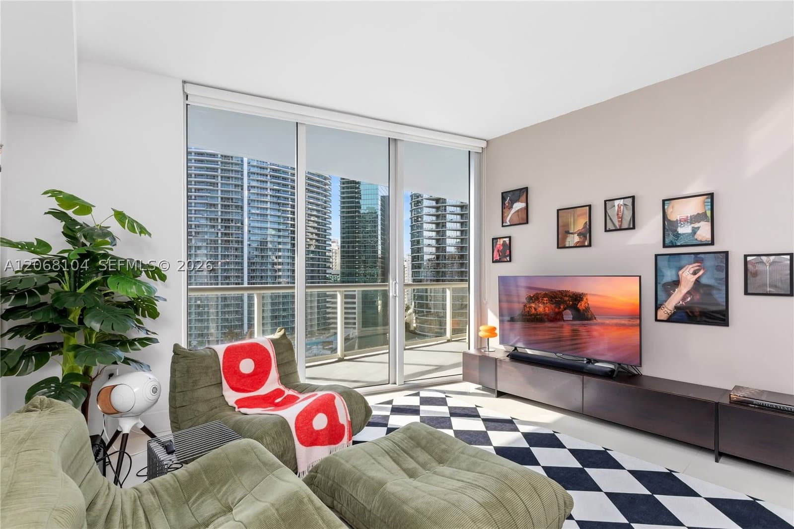1+1 Condo — 465 Brickell Ave #2504, Miami, FL 33131