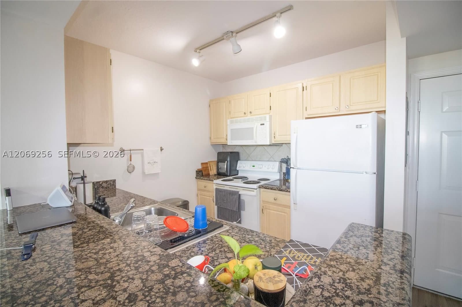 1-bedroom Condo — 2665 37th Ave #911, Miami, FL 33133