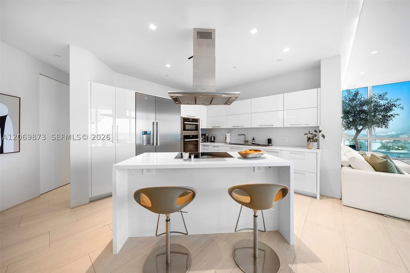 2-bedroom Condo — 100 Pointe Dr #1409, Miami Beach, FL 33139