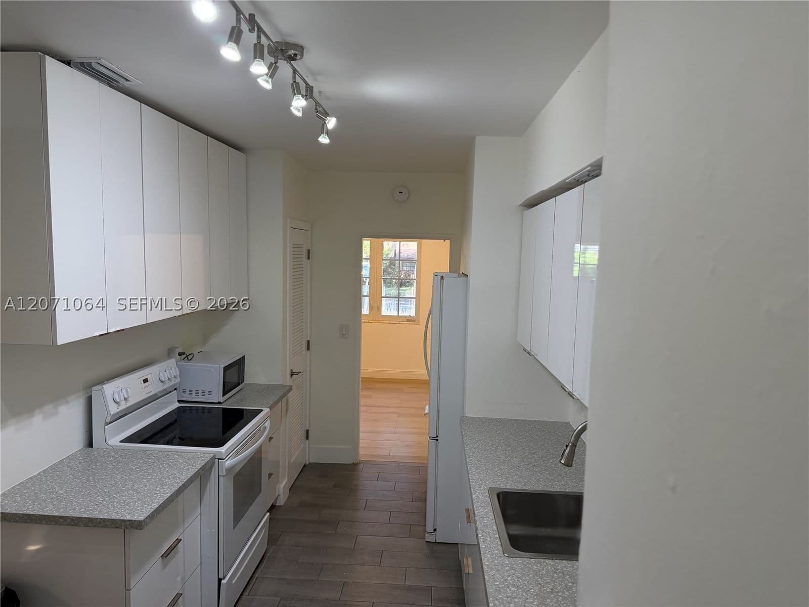 3+1 Müstakil ev — 1700 Cortez St, Coral Gables, FL 33134