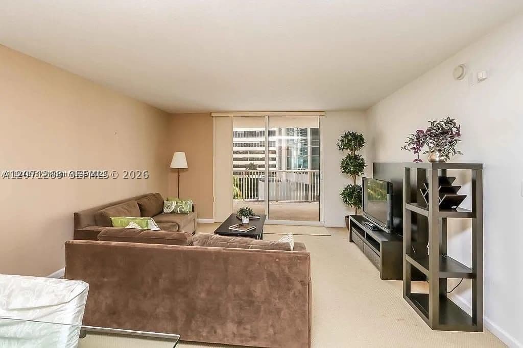 1+1 Condo — 1200 Brickell Bay Dr #1518, Miami, FL 33131