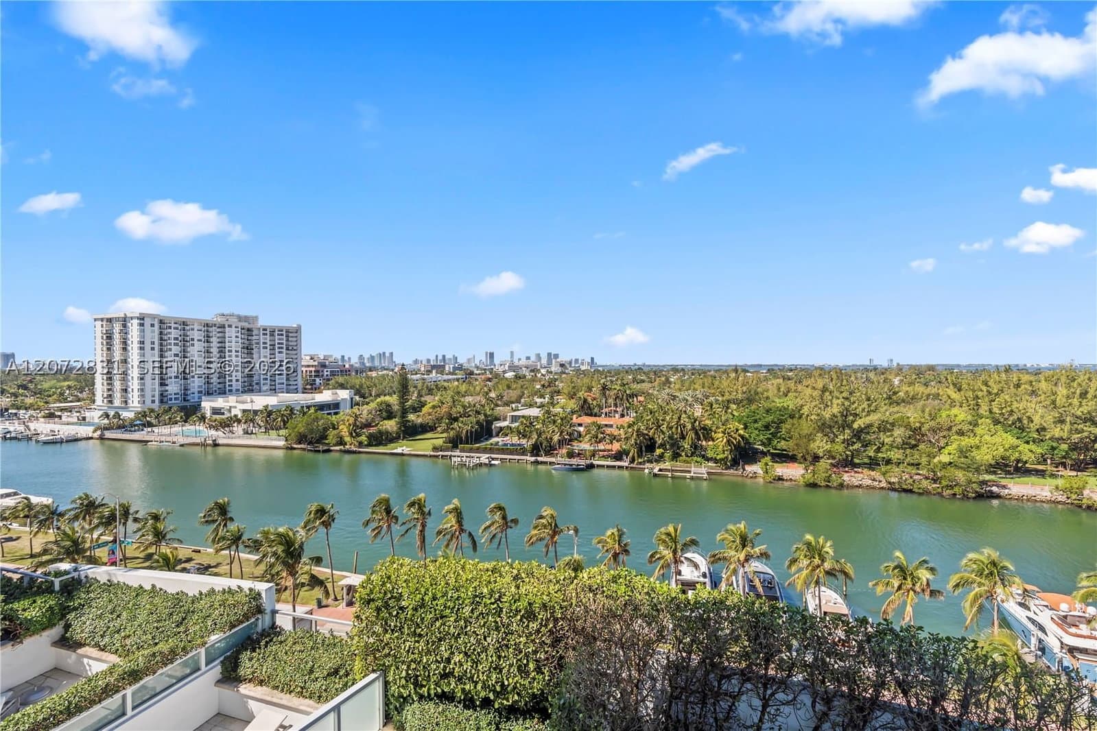 1+1 Condo — 4401 Collins Ave #915, Miami Beach, FL 33140