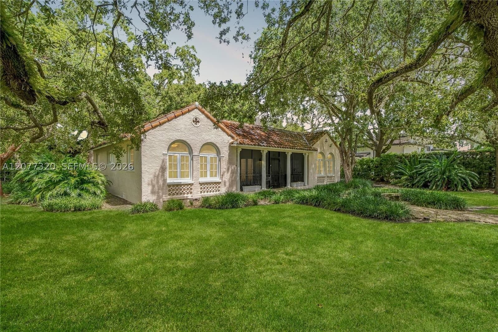 4+1 Müstakil ev — 665 Greenway Dr, Coral Gables, FL 33134
