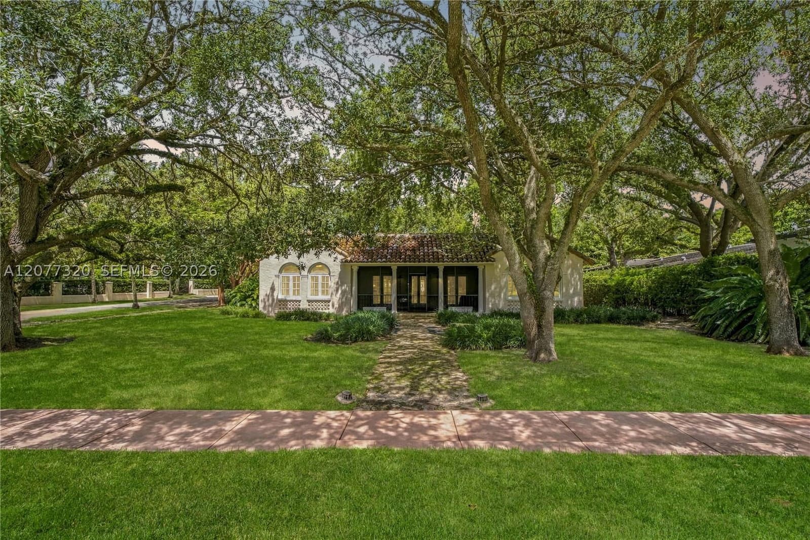 4+1 Müstakil ev — 665 Greenway Dr, Coral Gables, FL 33134