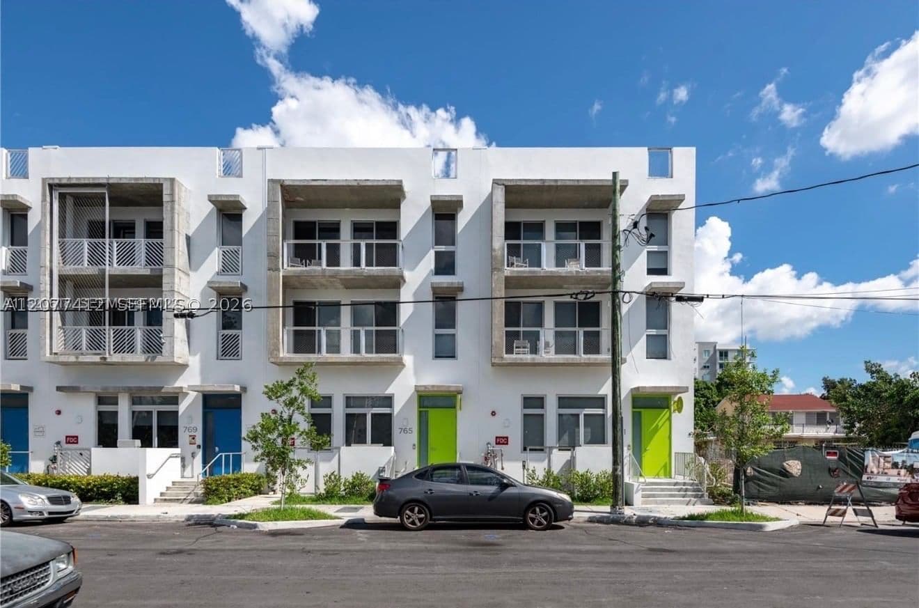 Daire — 765 1st St #301, Miami, FL 33128