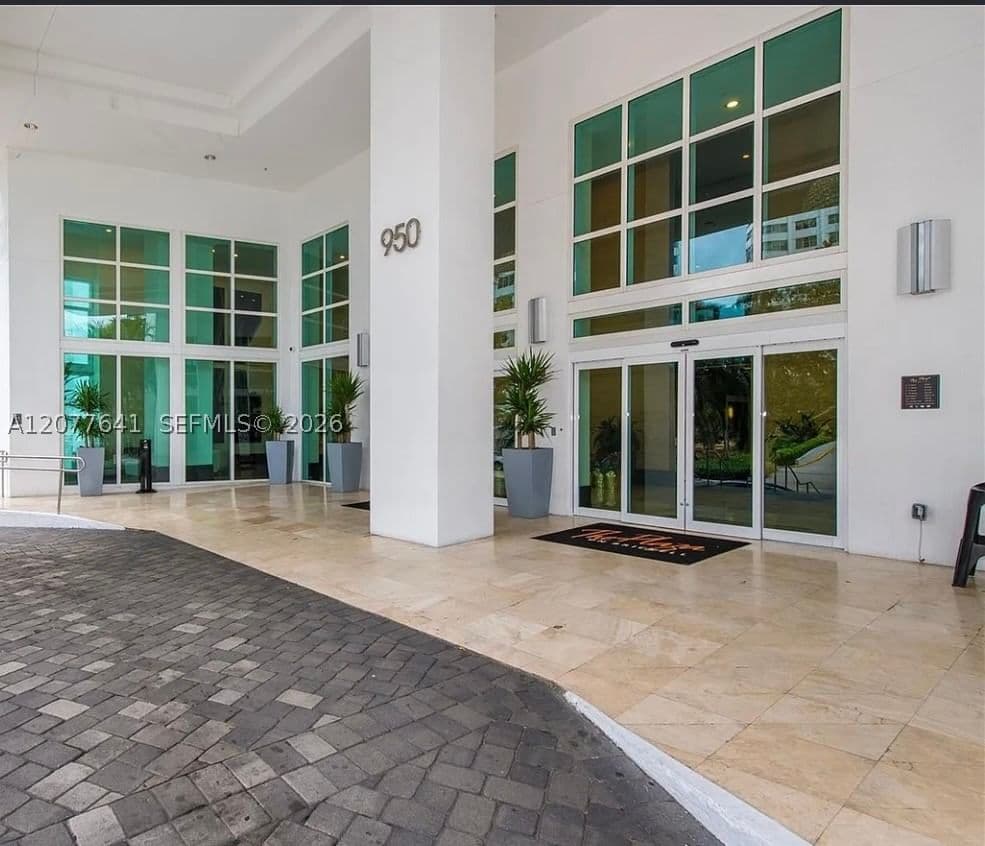 1-bedroom Condo — 950 Brickell Bay Dr #902, Miami, FL 33131