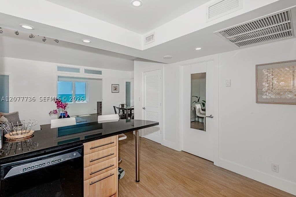 1-bedroom Condo — 2301 Collins Ave #1242, Miami Beach, FL 33139