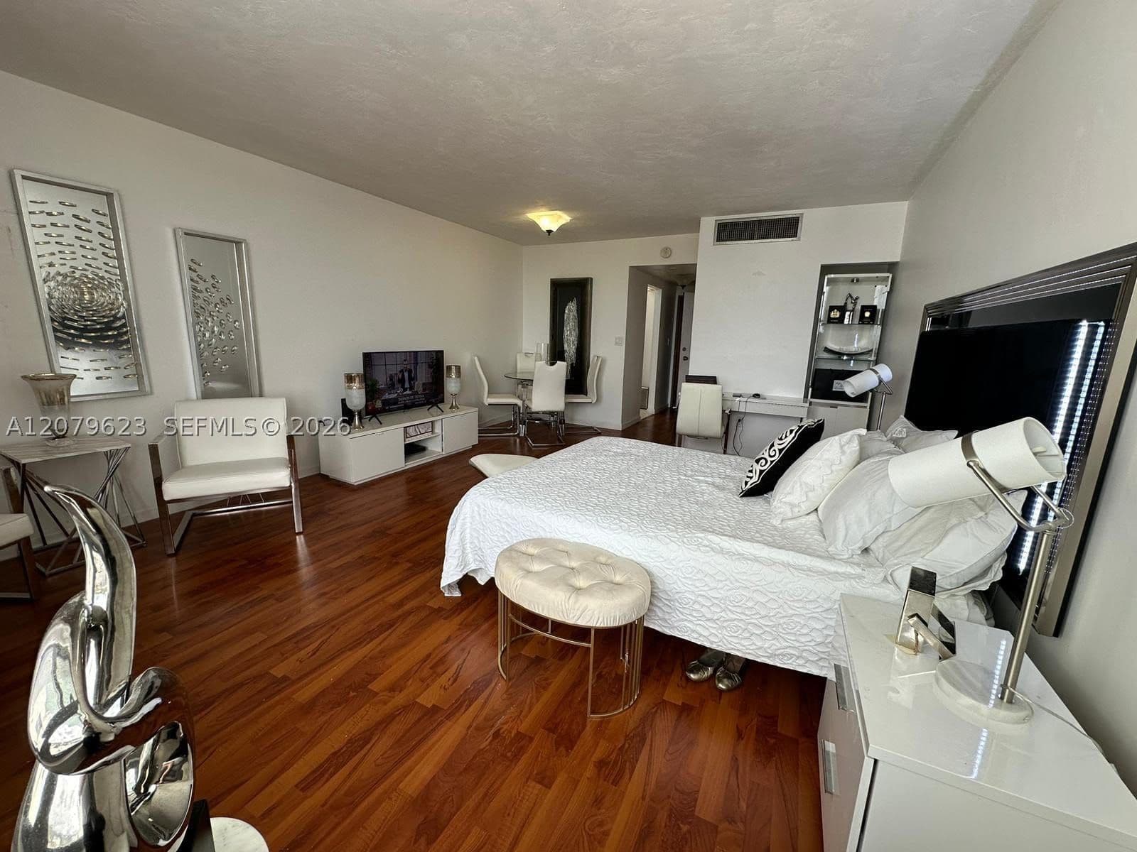 Condo — 2899 Collins Ave #1734, Miami Beach, FL 33140