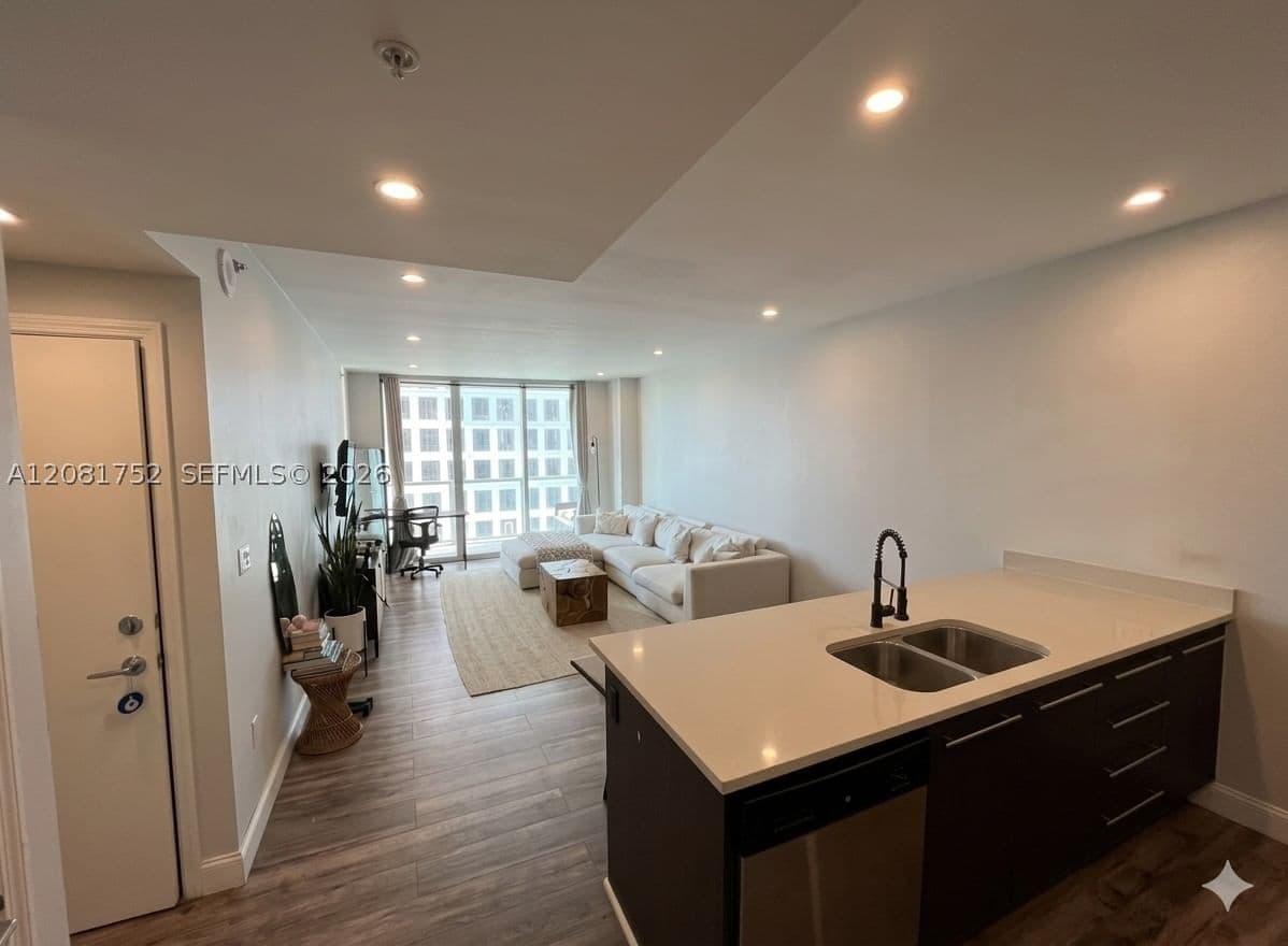 1+1 Condo — 500 Brickell Ave #1806, Miami, FL 33131