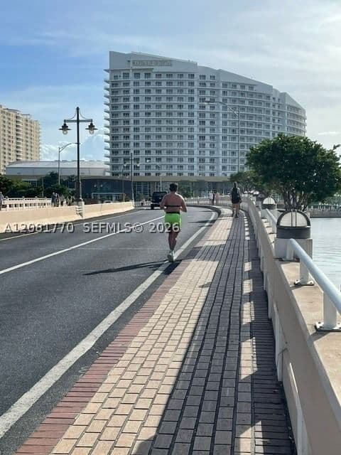 1+1 Condo — 540 Brickell Key Dr #726, Miami, FL 33131