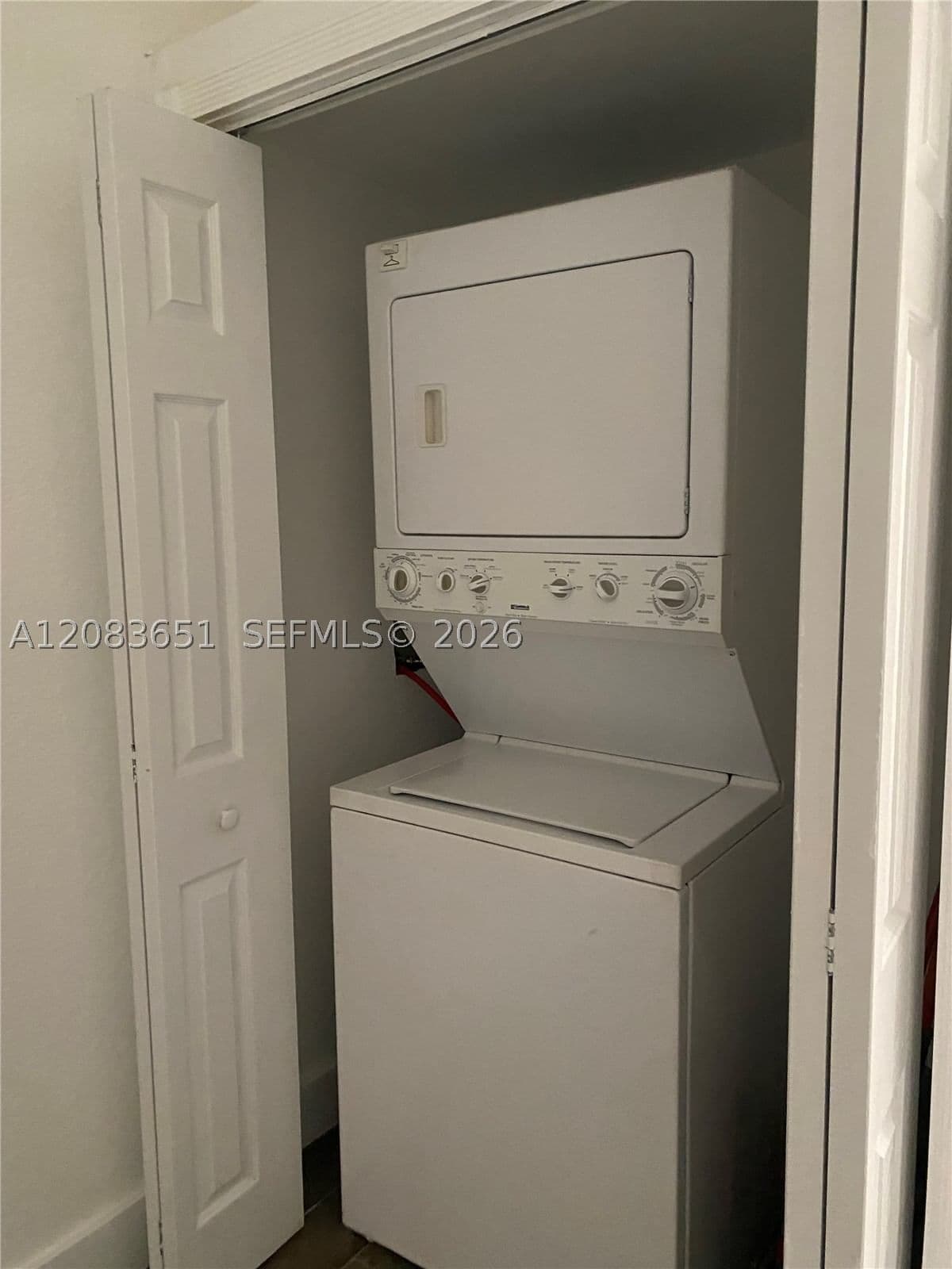 1-bedroom Condo — 1 Edgewater Dr + DEN #103, Coral Gables, FL 33133