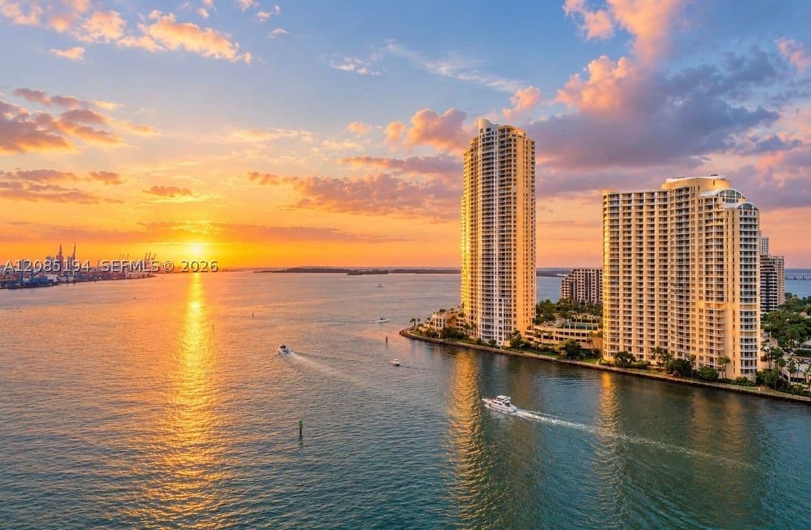 2-bedroom Condo — 335 Biscayne Blvd #1801, Miami, FL 33131