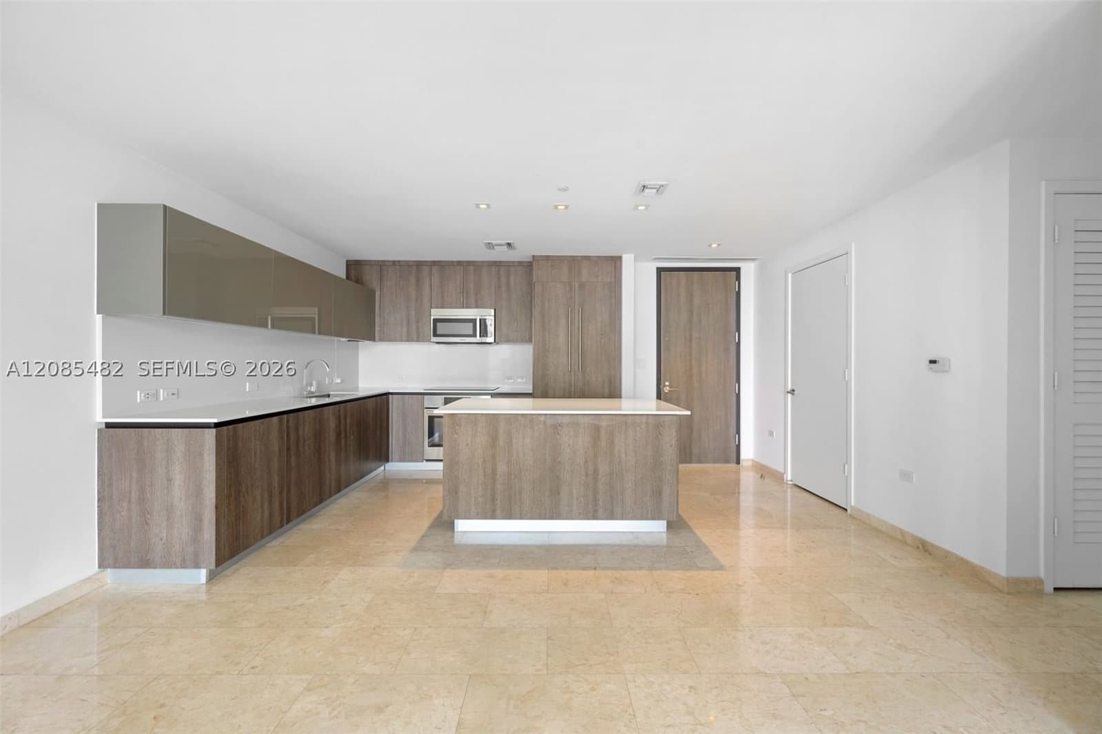 2+1 Condo — 68 6th St #910, Miami, FL 33131