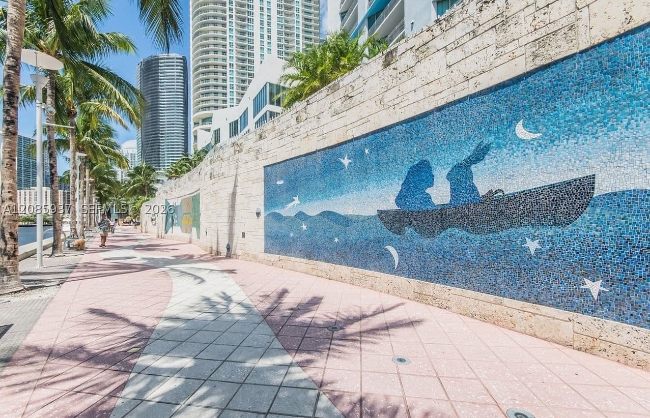 2+1 Condo — 325 Biscayne Blvd #2114, Miami, FL 33131