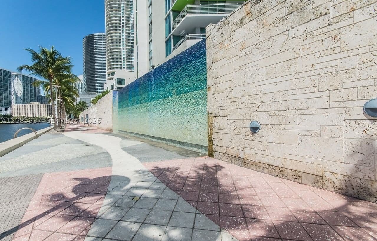 2+1 Condo — 325 Biscayne Blvd #2114, Miami, FL 33131