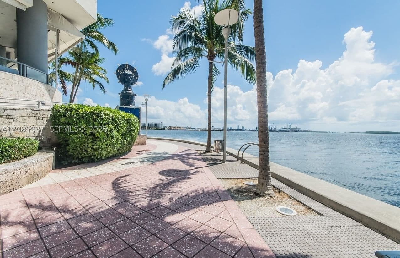2+1 Condo — 325 Biscayne Blvd #2114, Miami, FL 33131