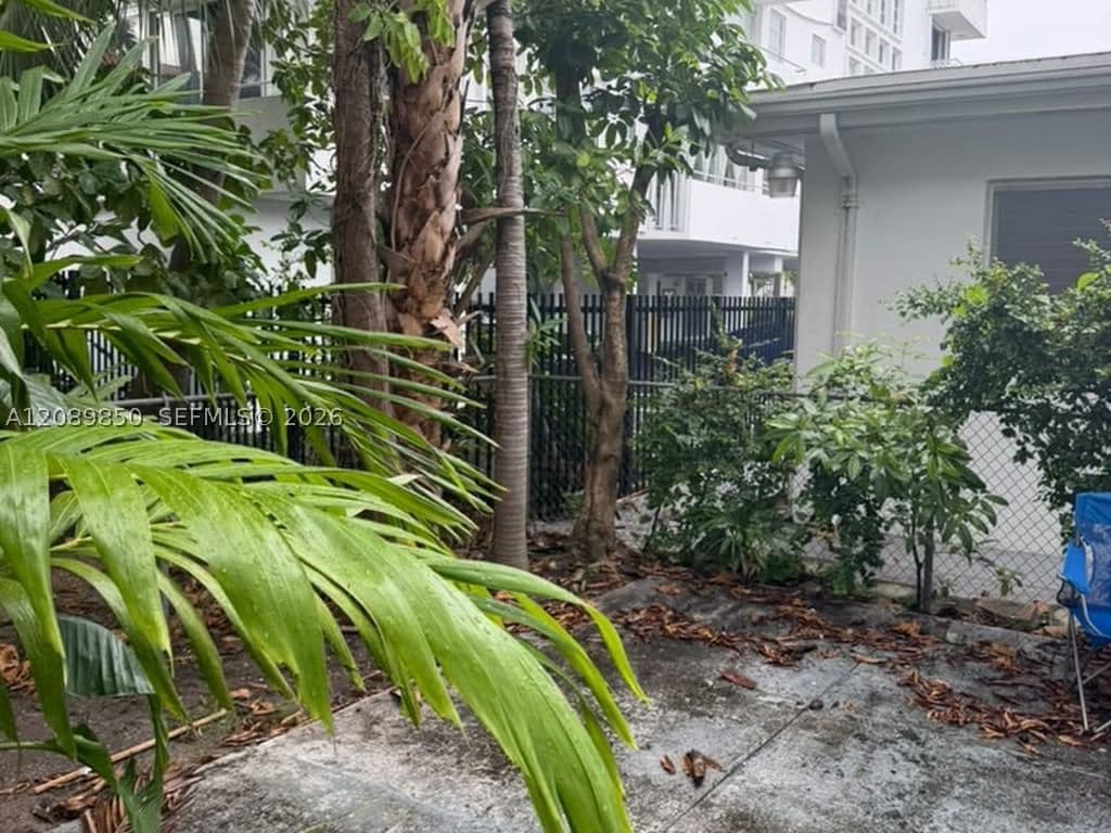 Mülk — 8020 Abbott Ave #2, Miami Beach, FL 33141