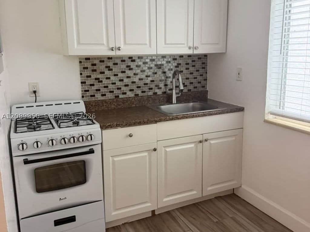 Mülk — 8020 Abbott Ave #2, Miami Beach, FL 33141