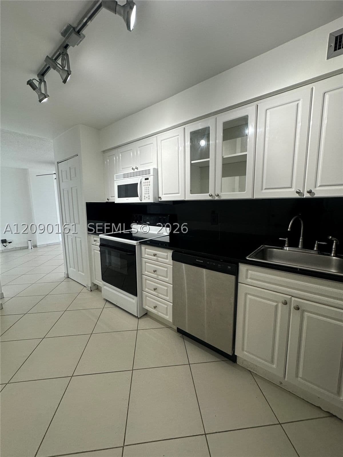 1-bedroom Condo — 6770 Indian Creek Dr #7S, Miami Beach, FL 33141