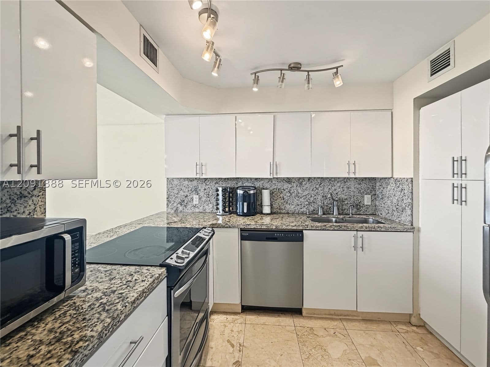 1-bedroom Condo — 900 Bay Dr #221, Miami Beach, FL 33141