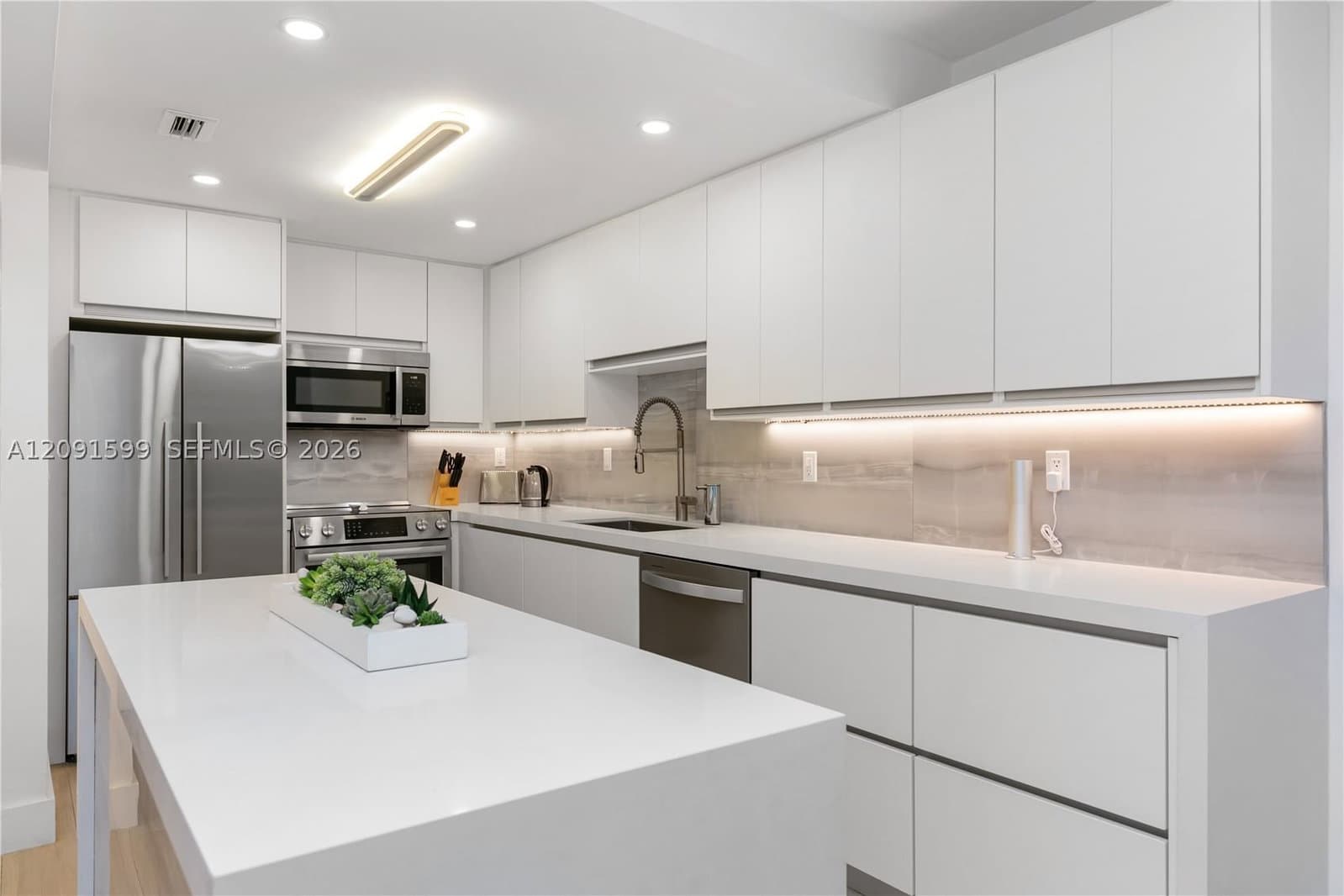 2-bedroom Condo — 2301 Collins Ave #318, Miami Beach, FL 33139