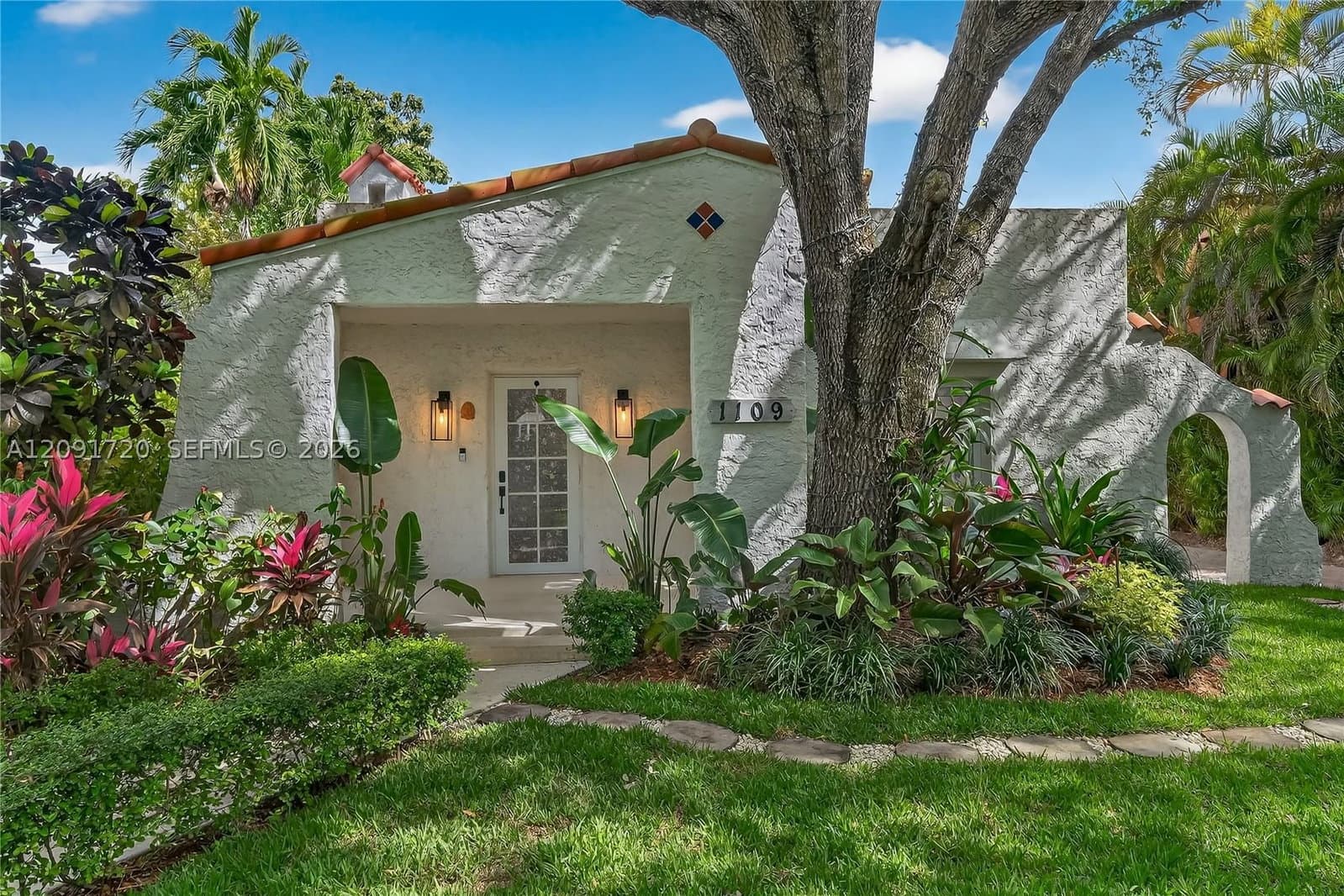 3+1 Müstakil ev — 1109 Almeria Ave, Coral Gables, FL 33134