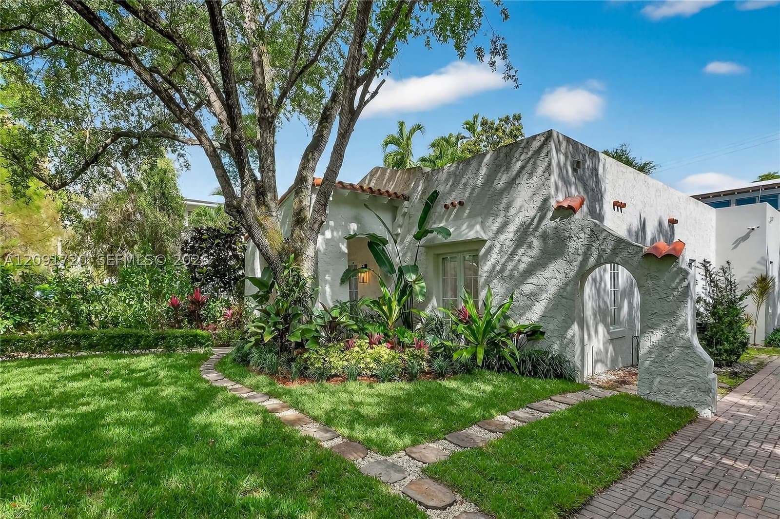 3+1 Müstakil ev — 1109 Almeria Ave, Coral Gables, FL 33134