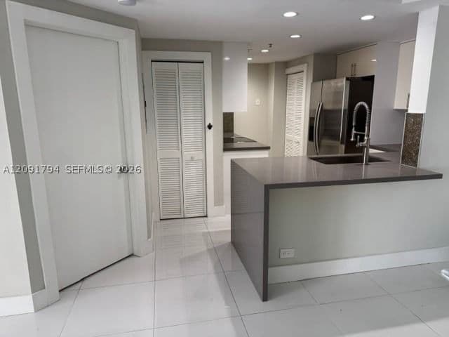 2+1 Condo — 701 Brickell Key Blvd #1605, Miami, FL 33131