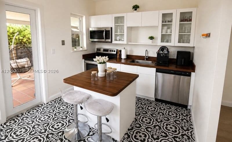 Mülk — 985 10th St, Miami, FL 33130