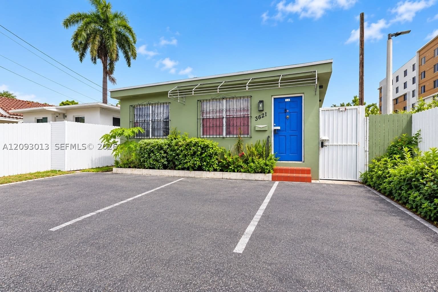5+1 Müstakil ev — 3621 23rd Ave, Miami, FL 33142