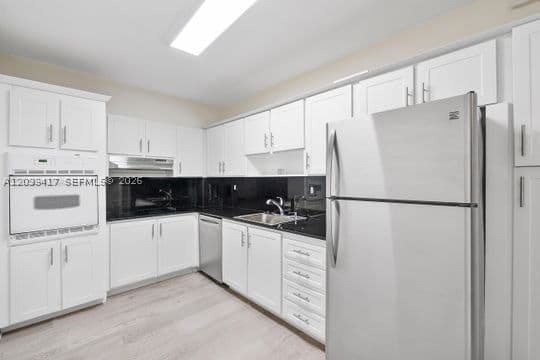 2+1 Condo — 90 Edgewater Dr #514, Coral Gables, FL 33133
