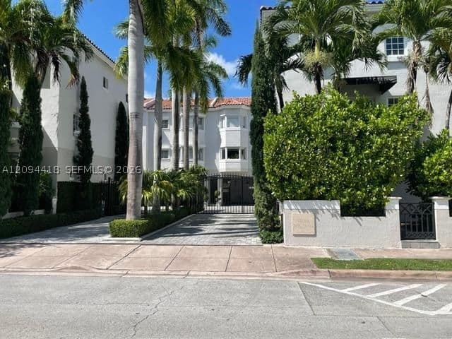 2+1 Townhouse — 261 Navarre Ave #C-4, Coral Gables, FL 33134