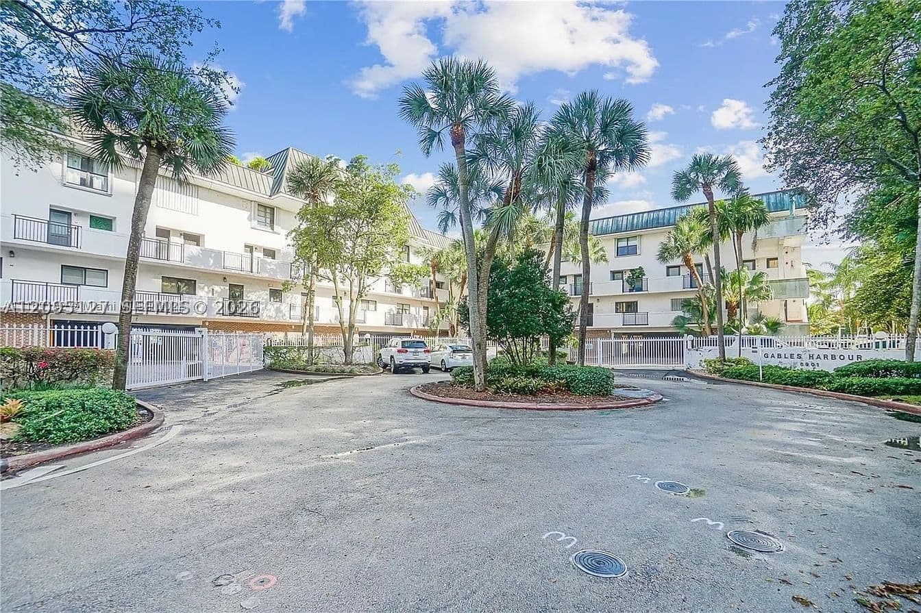 2+1 Condo — 6901 Edgewater Dr #211, Coral Gables, FL 33133