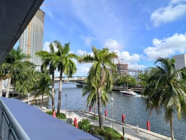 1+1 Condo — 690 1st Ct #305, Miami, FL 33130