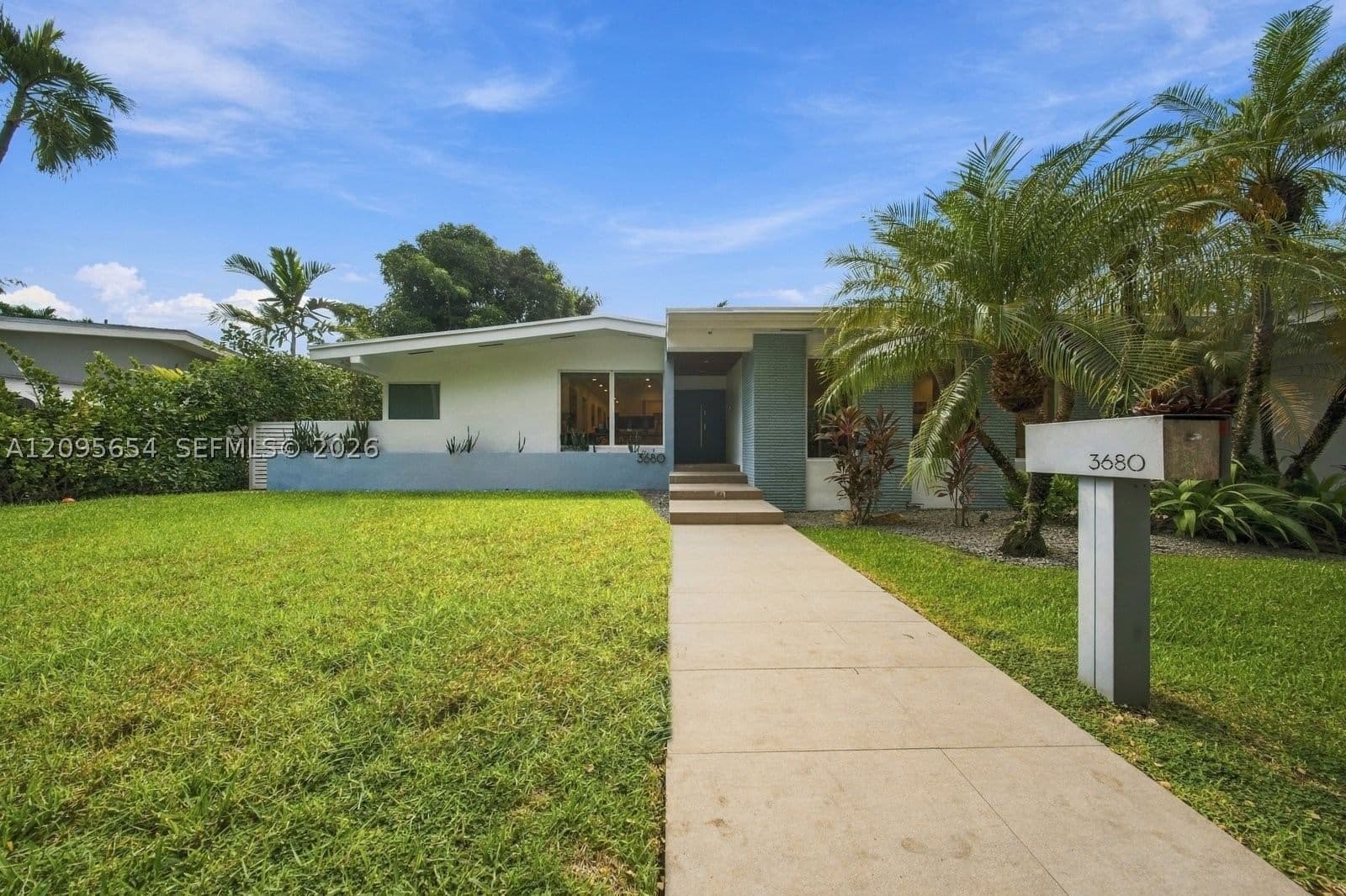 5+1 Müstakil ev — 3680 Battersea Rd, Miami, FL 33133