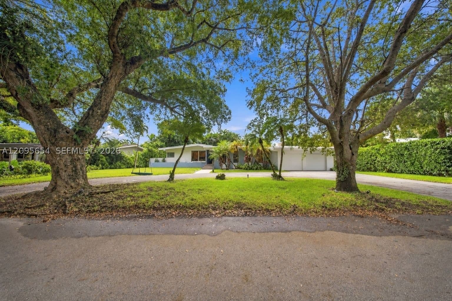 5+1 Müstakil ev — 3680 Battersea Rd, Miami, FL 33133